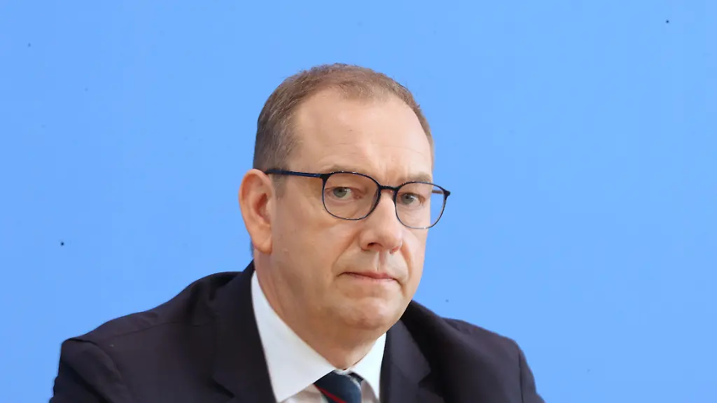 The-Parliamentary-Commissioner-for-the-Armed-Forces-of-the-German-Bundestag-Henning-Otte-and-the-Head-of-the-Policy-Department-WB-Christian-Schnellecke-present-the-2025-Annual-Report-to-media-representatives-at-the-Federal-Press-Conference-in-Berlin-Germany-on-March-3-2026