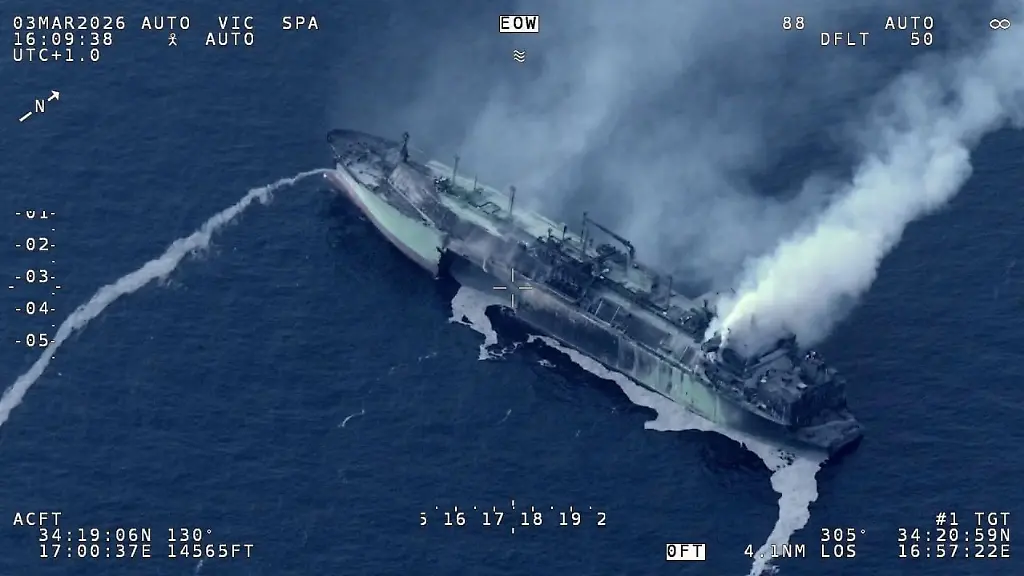 Erste-Bilder-aus-dem-Mittelmeer-Das-Wrack-des-explodierten-LNG-Tankers-Arctic-Metagaz-auf-halber-Strecke-zwischen-Malta-und-Libyen-aufgenommen-aus-der-Luft-am-Nachmittag-des-3-Maerz-2026