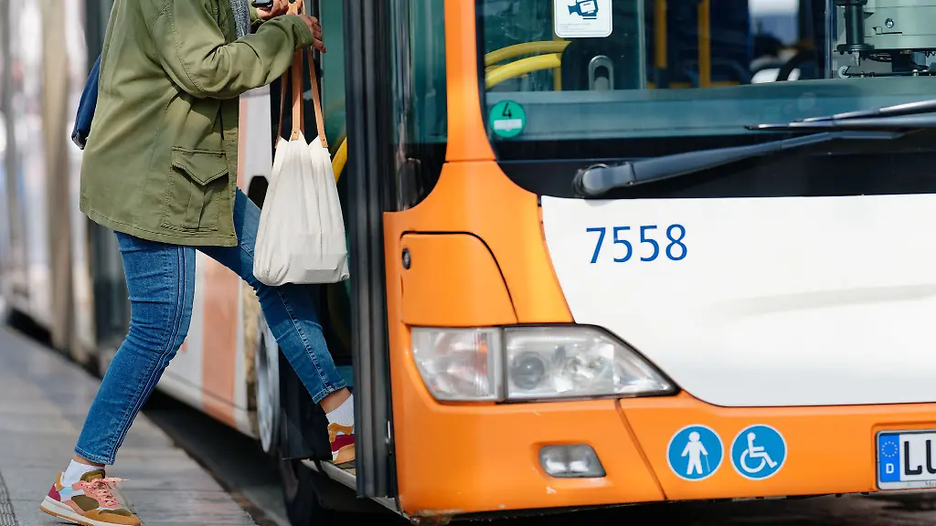 Busverbindungen-in-der-Stadt-sind-das-eine-Gerade-auf-dem-Land-bleibe-die-Verbindung-von-Bus-und-Bahn-jedoch-oft-unzureichend-meint-der-Geschaeftsfuehrer-des-Gemeinde-und-Staedtebundes-Petry