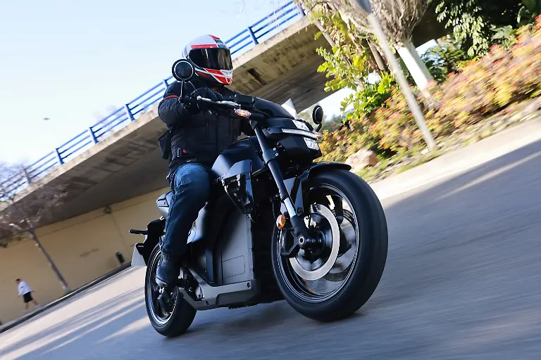 Der-erste-Fahrtest-zeigt-Bei-der-elektrischen-Honda-WN7-handelt-sich-um-ein-ernstzunehmendes-Motorrad