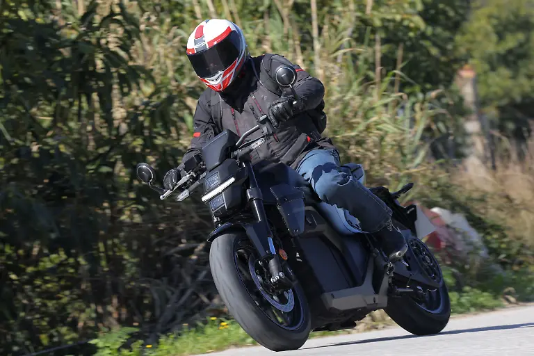 Verglichen-mit-den-elektrischen-Modellen-aus-dem-Harley-Konzern-handelt-es-sich-bei-der-WN7-beinahe-um-ein-Spielzeug-so-leicht-lenkt-die-Honda-ein-und-so-willig-geht-sie-in-Schraeglag