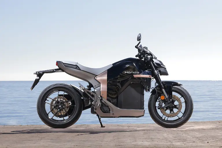 Die-Honda-WN7-bietet-auch-einige-optische-Reize-wie-etwa-das-einarmig-gefuehrte-Hinterrad