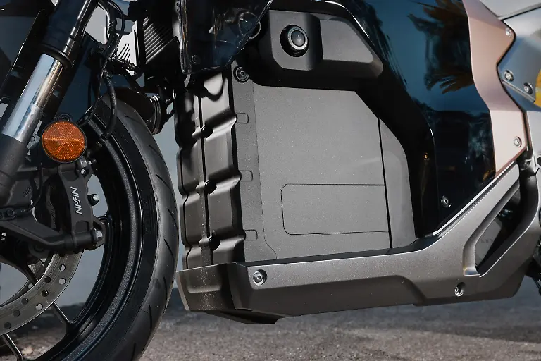 Statt-einen-Reihenvierer-traegt-die-WN7-im-Zentrum-eine-Hochvoltbatterie-mit-9-4-kWh-Nennkapazitaet