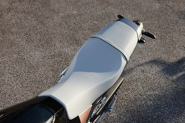 Die-Sitzbank-eignet-sich-gut-fuer-den-Zwei-Personen-Betrieb