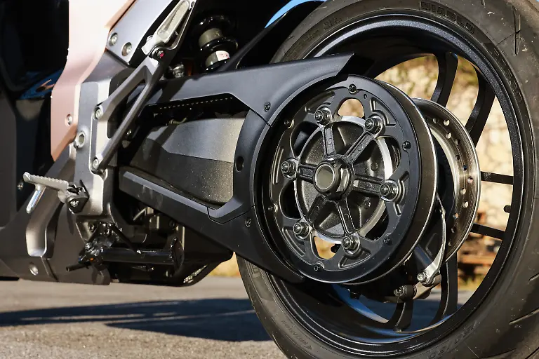 Saubere-Sache-Die-Kraft-des-Motors-gelangt-per-Riemen-ans-Hinterrad