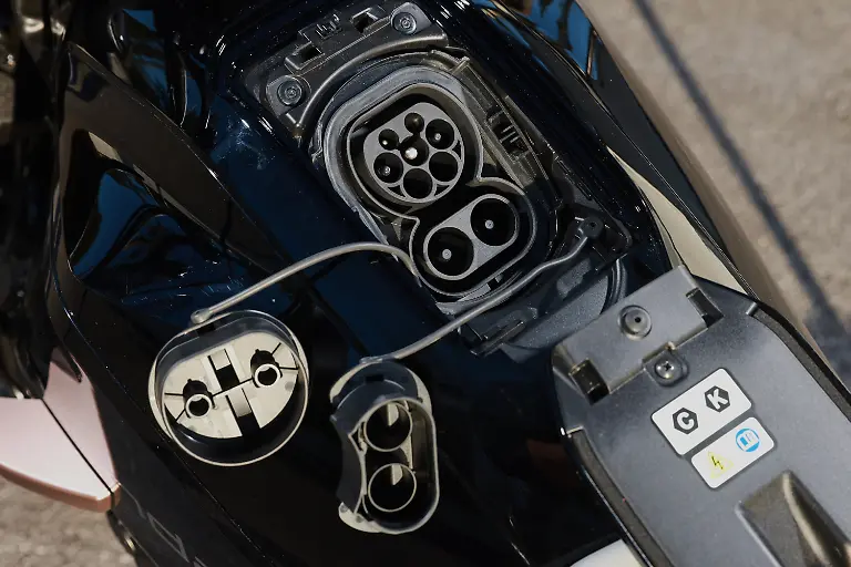 An-DC-Saeulen-laesst-sich-die-Batterie-in-30-Minuten-von-20-auf-80-Prozent-befuellen