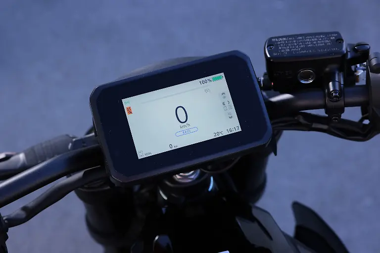 Das-Cockpit-mit-grossen-Farbdisplay-bietet-selbstverstaendlich-volle-Konnektivitaet