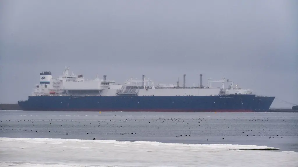 Der-LNG-Tanker-Marvel-Phoenix-uebergibt-Fluessigerdgas-an-das-Regasifizierungs-Schiff-Floating-Storage-and-Regasification-Unit-FSRU-Neptune-im-Hafen-Mukran-Das-Regasifizierungsschiff-gehoert-zum-Energie-Terminal-Deutsche-Ostsee-auf-der-Insel-Ruegen