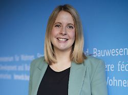 "Grüße aus dem Mutterschutz": Bauministerin Verena Hubertz zeigt sich mit Baby