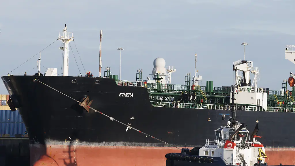 Der-Oeltanker-Ethera-im-Marinestuetzpunkt-in-Zeebrugge-Die-belgischen-und-franzoesischen-Behoerden-hatten-das-Schiff-Ethera-am-Wochenende-festgesetzt-Der-Oeltanker-steht-auf-der-Sanktionsliste-der-Europaeischen-Union-und-wird-verdaechtigt-Teil-der-russischen-Schattenflotte-zu-sein