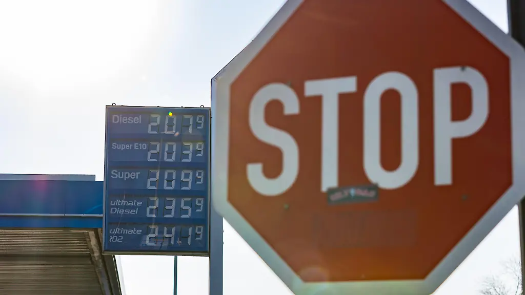 Die-Kraftstoffpreise-steigen-weiter-deutlich-an-An-einer-Tankstelle-an-der-Bundesstrasse-B9-in-Bonn-Bad-Godesberg-liegen-alle-angebotenen-Kraftstoffsorten-ueber-der-Marke-von-zwei-Euro-pro-Liter-Super-kostet-hier-2-09-Euro-Super-E10-2-03-Euro-und-Diesel-2-07-Euro-pro-Liter-Angesichts-der-stark-gestiegenen-Energiepreise-werden-in-der-politischen-Diskussion-erneut-Forderungen-nach-einem-staatlichen-Tankrabatt-laut