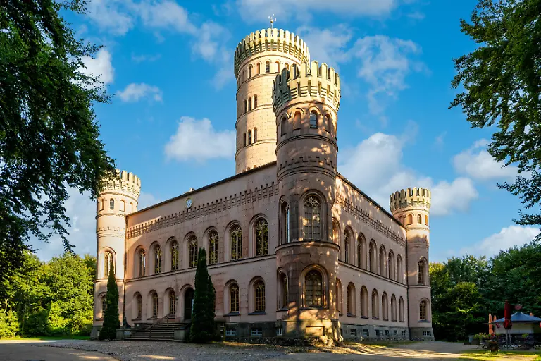Blick-auf-die-Granitz-Hunting-Lodge-auf-die-Insel-Ruegen