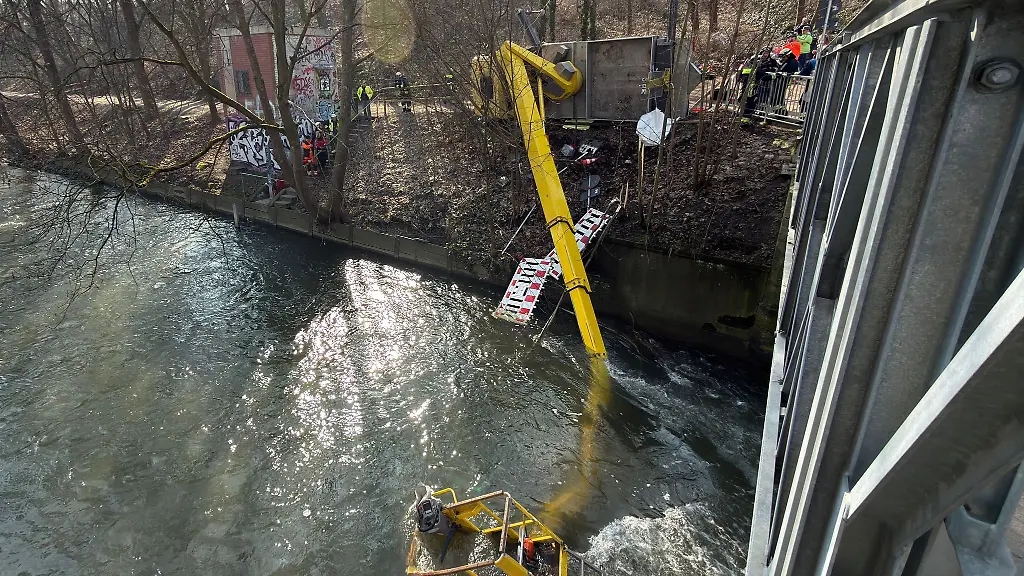 Die-Feuerwehr-war-am-Vormittag-zur-Bergung-an-der-Pegnitz-im-Einsatz