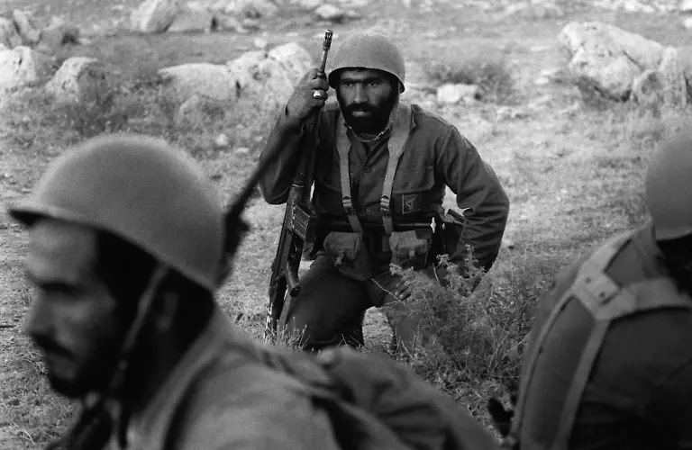 Iranian-Revolutionary-Guards-armed-with-G3-automatic-assault-rifles-on-the-Iran-Iraq-front-near-Qasr-e-Shirin-Iran-during-the-Iran-Iraq-War-13th-October-1980