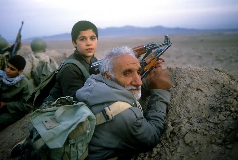 Young-and-old-Basiji-mobilized-volunteer-forces-men-participate-in-a-military-manoeuvre-for-the-Iran-Iraq-front-in-Robat-e-Karim-outside-Tehran-19th-November-1988