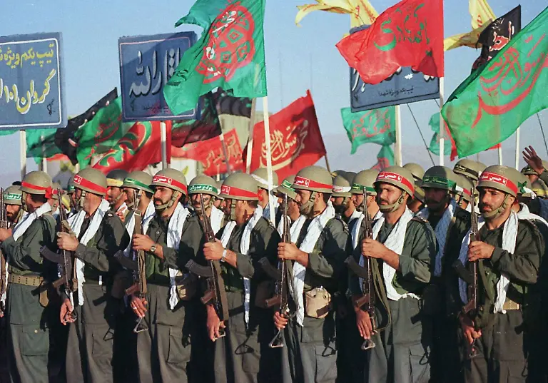 Irans-Revolutionsgarden-befinden-sich-am-2-9-1998-bei-einer-Militaeruebung-im-Iran-nahe-der-Grenze-zu-Afghanistan-Die-Gefahr-eines-Krieges-zwischen-Iran-und-den-Taliban-Milizen-in-Afghanistan-hat-sich-am-15-9-1998-erhoeht-Der-oberste-geistliche-Fuehrer-Irans-Ajatollah-Ali-Chamenei-versetzte-die-Streitkraefte-seines-Landes-in-Alarmbereitschaft-Die-Lage-in-Afghanistan-ist-eine-extrem-wichtige-Angelegenheit-sagte-Chamenei-nach-Angaben-der-staatlichen-Nachrichtenagentur-Irna-Irans-Revolutionsgarden-drohten-den-Taliban-eine-Intervention-an-Sie-seien-bereit-dem-unterdrueckten-Volk-Afghanistans-zu-helfen-hiess-es-in-einer-Erklaerung-Iran-will-seine-Truppen-an-der-Ostgrenze-auf-270000-Mann-aufstocken