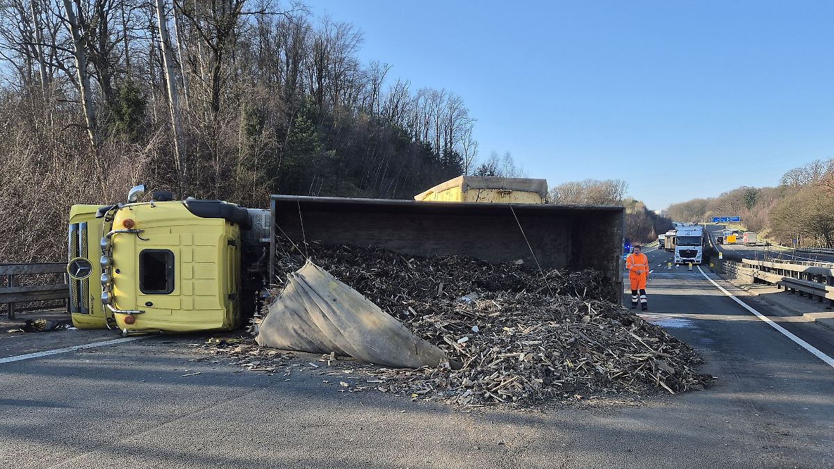 A1 Richtung Dortmund - Lkw blockiert stundenlang Fahrbahn