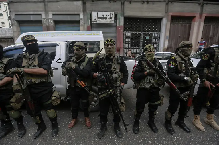 Soldaten-der-Al-Kuds-Brigade-dem-bewaffneten-Fluegel-der-palaestinensischen-islamischen-Dschihad-Bewegung-stehen-mit-ihren-Waffen-waehrend-einer-Militaershow-anlaesslich-des-32-Jahrestages-der-Gruendung-der-Organisation-auf-der-Strasse