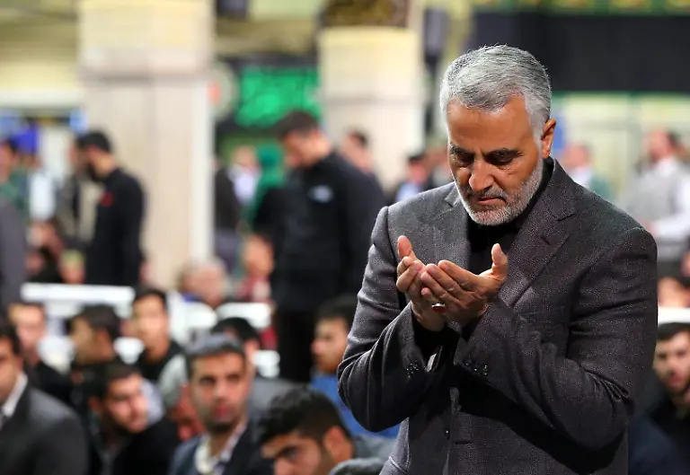 epa04683028-A-handout-picture-made-available-on-28-March-2015-by-the-Iranian-supreme-leader-s-official-website-shows-Iranian-Quds-Force-Head-General-Ghasem-Soleimani-praying-during-a-religious-ceremony-in-Tehran-Iran-27-March-2015-According-to-media-reports-Soleimani-s-Quds-Forces-are-leading-Iraq-s-fight-against-Islamic-State-IS-militants-in-Iraq