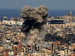 Nach Einem Israelischen Luftangriff Auf Ein Mutmasslich Hisbollah Ziel Im Sueden Beiruts Einer Hochburg Der Partei Steigt Schwarzer Rauch Auf Israel Setzt Seine Angriffe Auf Den Libanon Fort