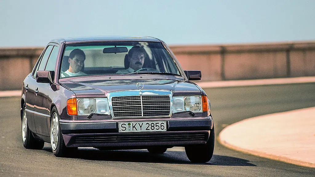13_V8-Kraft_im_Tarnkleid_-_Der_400_E_nutzte_ab_1992_die_42-Liter-_Quelle_Mercedes-Benz_Group