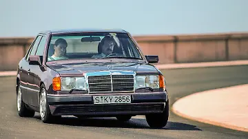 13_V8-Kraft_im_Tarnkleid_-_Der_400_E_nutzte_ab_1992_die_42-Liter-_Quelle_Mercedes-Benz_Group