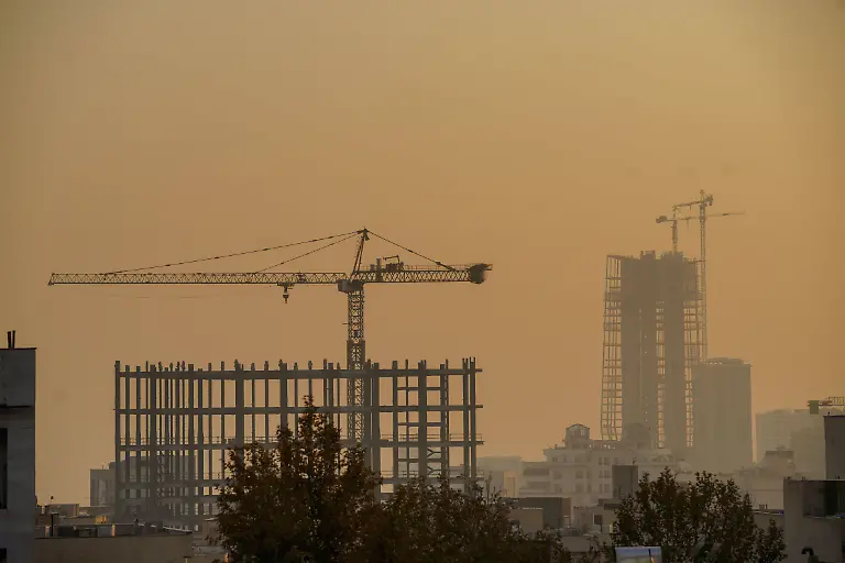 A-view-of-the-city-and-its-buildings-enveloped-by-thick-smog-and-dust-particles-in-Tehran-Iran-on-November-24-2025-Although-Monday-November-24-was-a-public-holiday-in-Iran-the-pollution-lingered-and-the-air-pollution-index-in-Tehran-remained-at-the-red-level-classified-as-dangerous-for-all-members-of-society-which-led-to-restrictive-traffic-measures-and-the-closure-of-schools-universities-and-offices-for-the-following-two-days-MIDDLEEASTIMAGES-1