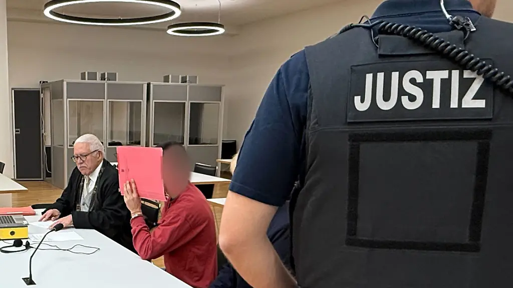 Ein-Angeklagter-r-sitzt-neben-seinem-Anwalt-Klaus-Malek-im-Gerichtssaal-Der-Mann-steht-im-Prozess-um-ein-Maedchen-das-aus-dem-Erlebnisbad-Rulantica-gelockt-und-missbraucht-wurde-vor-Gericht