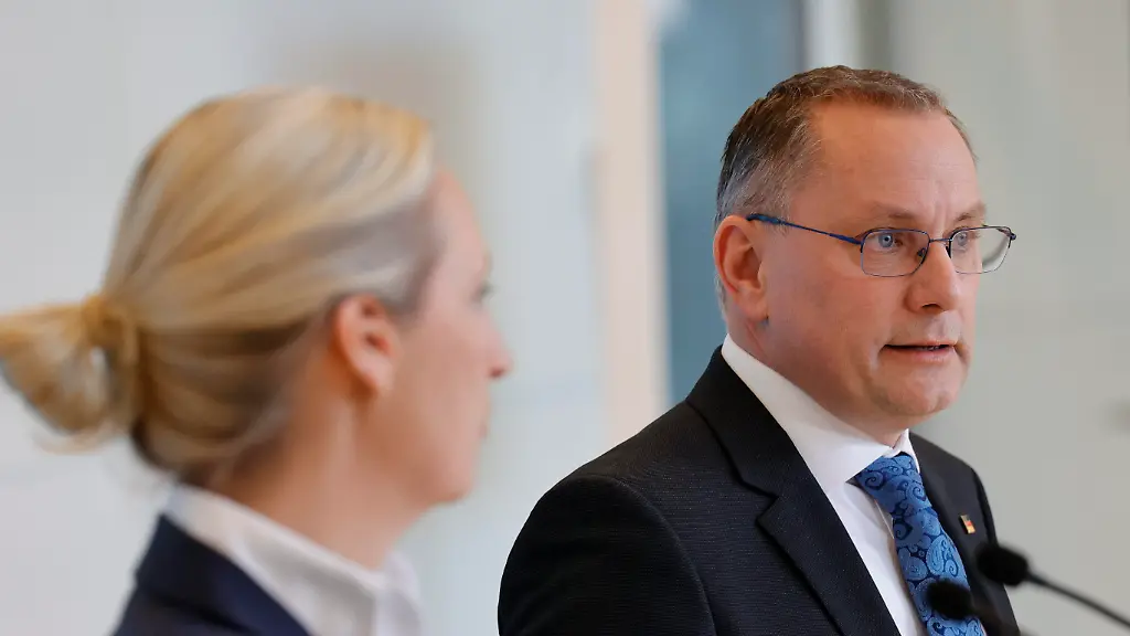 Alice-Weidel-Co-Vorsitzende-der-Bundestagsfraktion-der-AfD-Tino-Chrupalla-Vorsitzender-der-AfD-Bundestagsfraktion-Deutschland-Berlin-Reichstag-Pressekonferenz-der-AfD-Fraktionsspitze