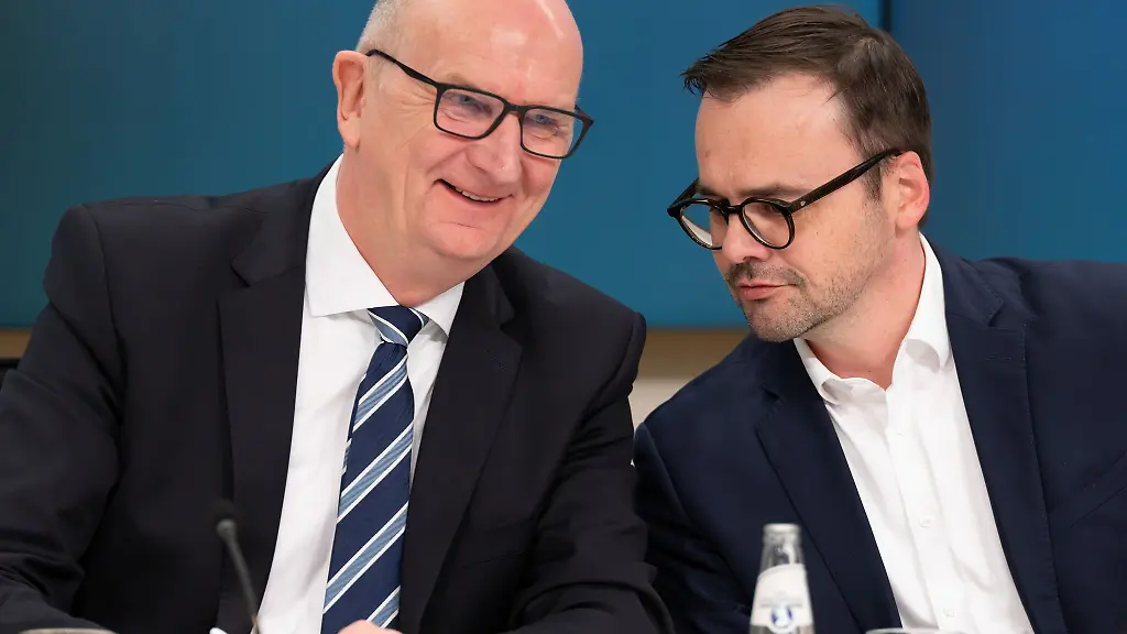 Brandenburgs-SPD-Ministerpraesident-Dietmar-Woidke-und-CDU-Landeschef-Jan-Redmann-haben-sich-nach-eigener-Darstellung-bei-den-Koalitionsverhandlungen-besser-kennengelernt