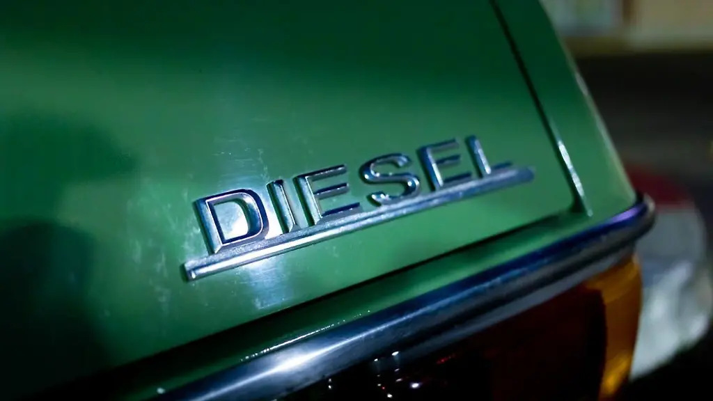 Typenschild-eines-Mercedes-240D-Diesel-Oldtimers-aufgenommen-im-Februar-2018