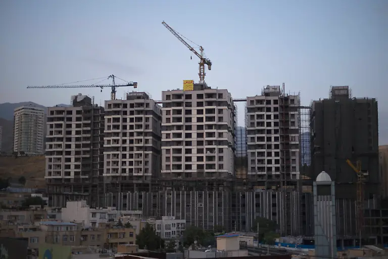 Daily-Life-In-Tehran-18-Days-After-The-12-Day-War-A-view-of-housing-complexes-under-construction-in-northwestern-Tehran-Iran-on-July-11-2025-during-the-Iran-Israel-ceasefire-Tehran-Tehran-Iran-PUBLICATIONxNOTxINxFRA-Copyright-xMortezaxNikoubazlx-originalFilename-nikoubazl-dailylif250711-npPFT