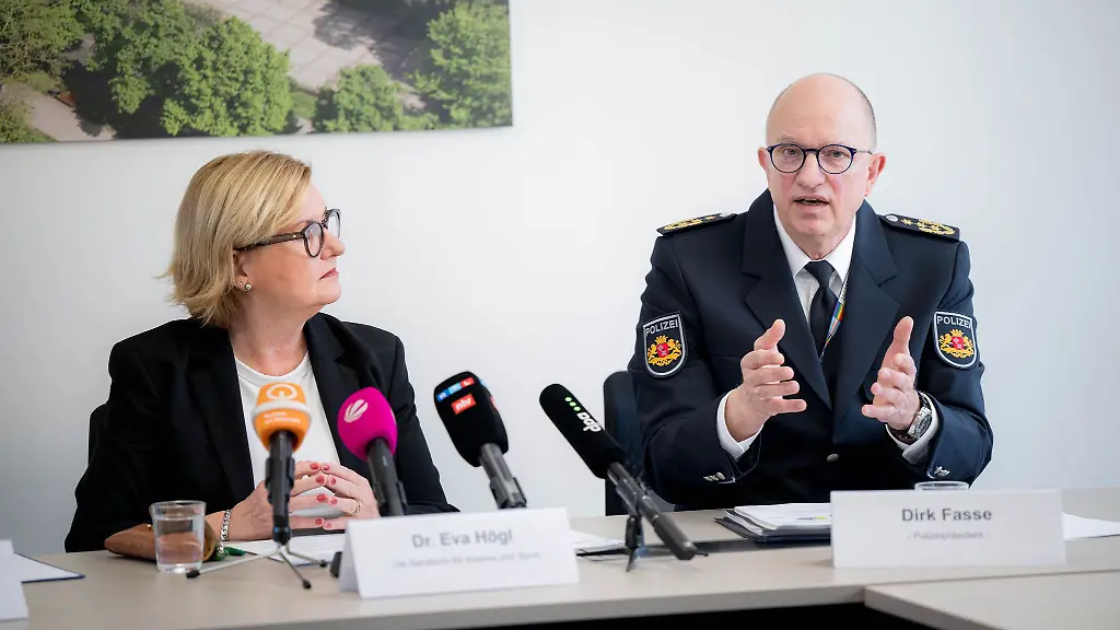Bremens-Innensenatorin-Eva-Hoegl-SPD-und-Bremens-Polizeipraesident-Dirk-Fasse-gaben-einen-Einblick-in-die-Arbeit-der-Polizei