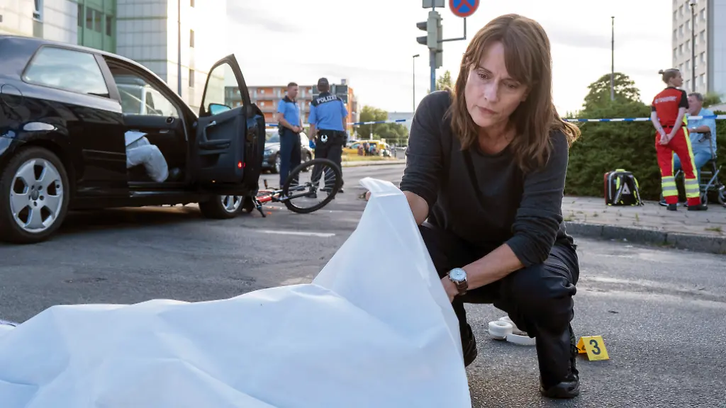 ARD-MDR-POLIZEIRUF-110-YOUR-BODY-MY-CHOICE-am-Sonntag-08-03-26-um-20-20-Uhr-im-ERSTEN-Doreen-Brasch-Claudia-Michelsen-MDR-Britta-Krehl-honorarfrei-Verwendung-gemaess-der-AGB-im-engen-inhaltlichen-redaktionellen-Zusammenhang-mit-genannter-MDR-Sendung-bei-Nennung-Bild-MDR-Britta-Krehl-S2