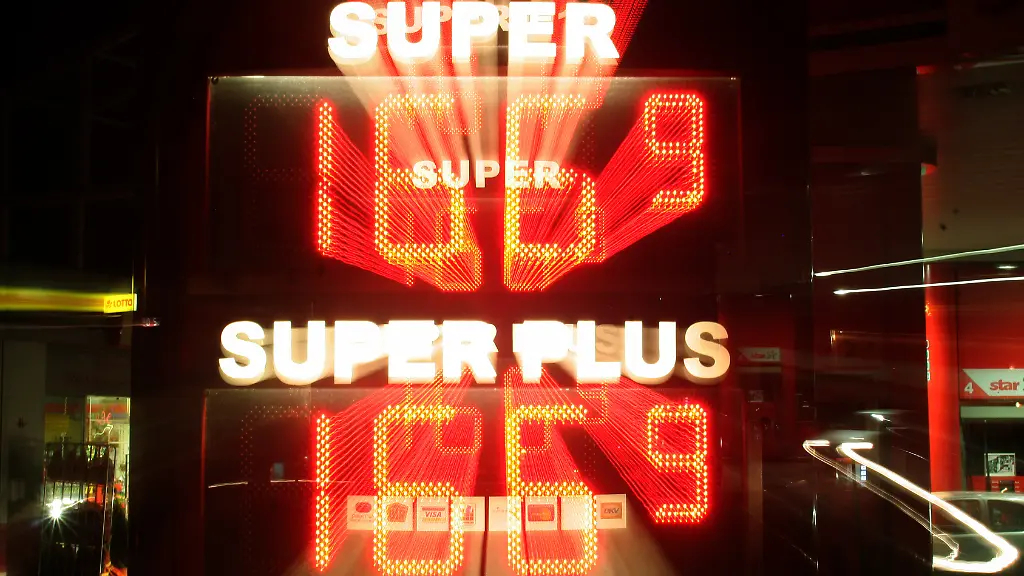 Einen-Preis-von-1-66-9-Euro-fuer-einen-Liter-Superbenzin-und-einen-Liter-Super-Plus-zeigt-am-Freitag-29-04-2011-das-Display-der-Anzeigetafel-einer-Tankstelle-an-der-Potsdamer-Chaussee-im-Berliner-Bezirk-Steglitz-Zehlendorf-Aufnahme-mit-Zoomeffekt-Schock-fuer-Deutschlands-Autofahrer-Benzin-ist-so-teuer-wie-noch-nie-Der-Preis-fuer-einen-Liter-Superbenzin-ueberschritt-am-Freitag-im-bundesweiten-Durchschnitt-deutlich-die-Marke-von-1-60-Euro-und-erreichte-damit-das-Niveau-des-Rekordpreises-vom-Sommer-2008