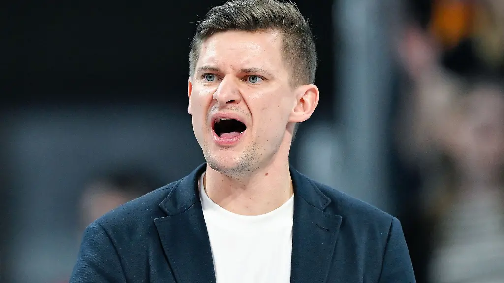 Nun-auch-fuer-Oesterreich-im-Einsatz-Trainer-Adam-Swaczyna