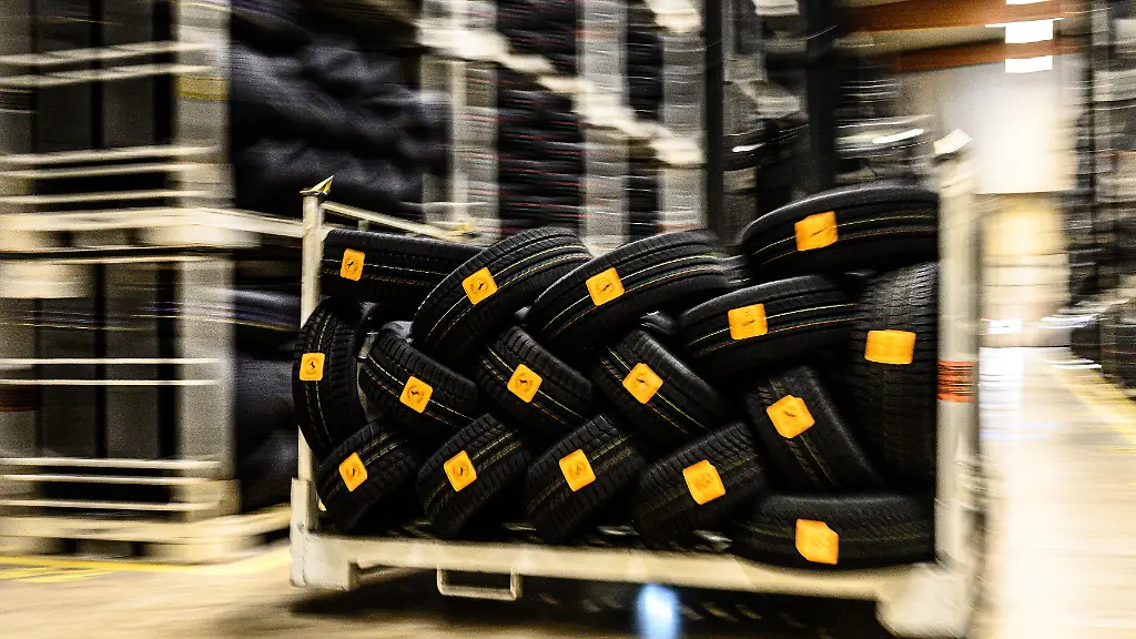 Ein-Gabelstapler-transportiert-Reifen-im-Logistikzentrum-vom-Continental-Werk-in-Korbach-Das-Unternehmen-fertigt-am-nordhessischen-Standort-vor-allem-Reifen-fuer-sportliche-und-hochmotorisierte-Fahrzeuge