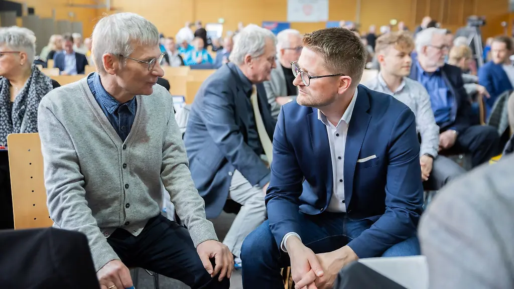 Der-AfD-Fraktionsvorsitzende-Hans-Christoph-Berndt-l-und-AfD-Landeschef-Rene-Springer-kritisieren-den-Koalitionsvertrag-von-SPD-und-CDU-Archivbild