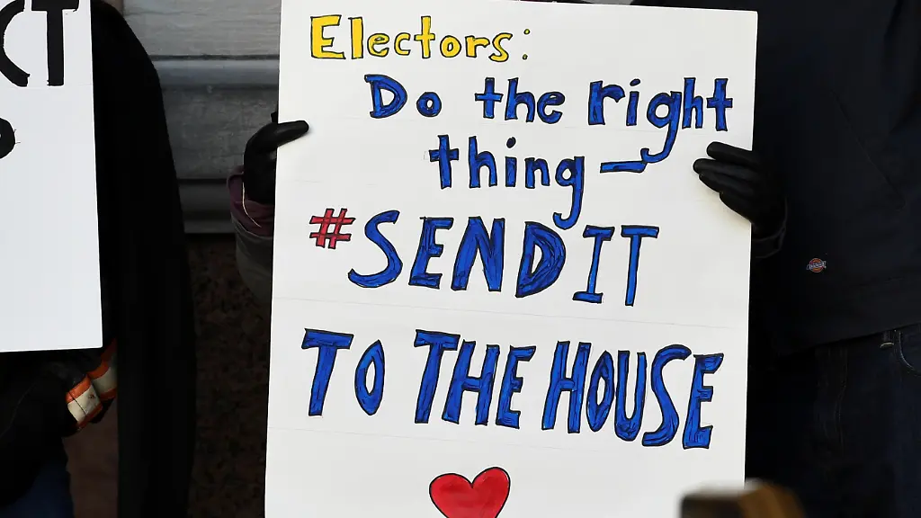 2016-12-19T120000Z-1101097004-RC175A7F0770-RTRMADP-3-USA-TRUMP-PROTEST