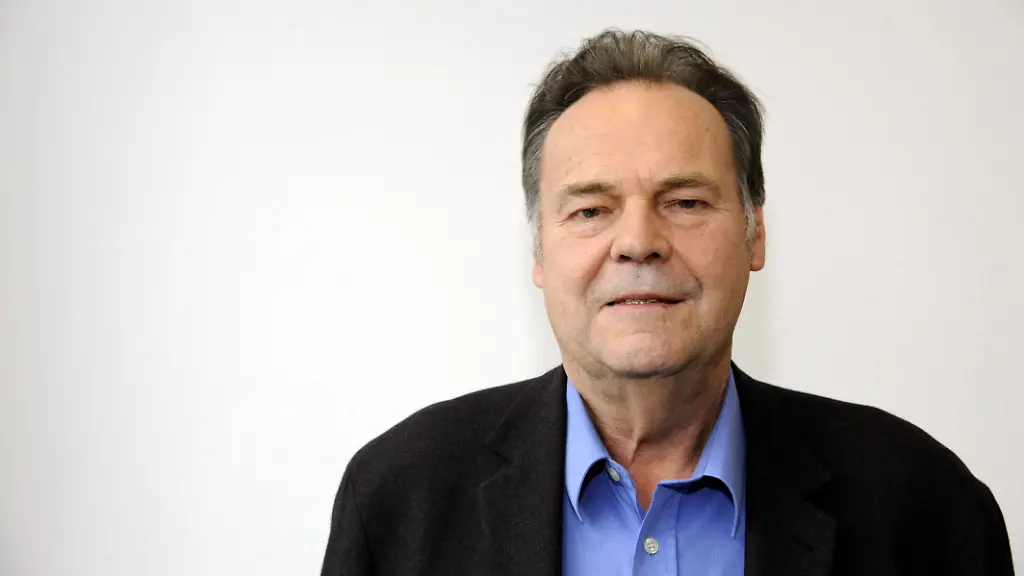 Der-Schriftsteller-Peter-Schneider-war-Wortfuehrer-der-68er-Bewegung-aufgenommen-am-19-01-2014-in-Koeln