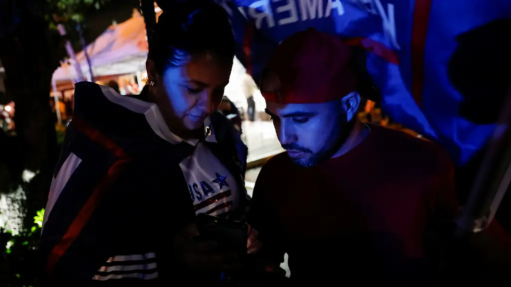 2020-11-04T042145Z-977832513-RC24WJ9NYJFG-RTRMADP-3-USA-ELECTION-FLORIDA