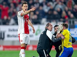 Lange Unterbrechung in Essen: RWE-Torwart wird durch Böller-Explosion verletzt