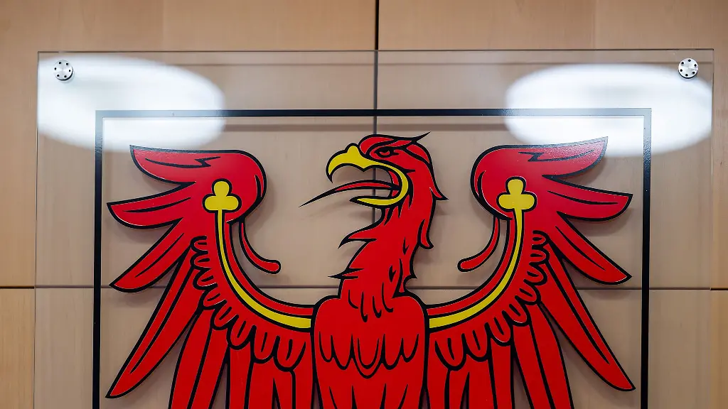 Ein-35-jaehriger-Mann-steht-am-Donnerstag-vor-dem-Landgericht-in-Neuruppin