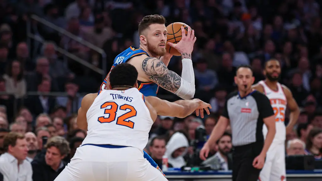 Mar-4-2026-New-York-New-York-USA-Oklahoma-City-Thunder-center-Isaiah-Hartenstein-55-is-guarded-by-New-York-Knicks-center-Karl-Anthony-Towns-32-during-the-first-half-at-Madison-Square-Garden