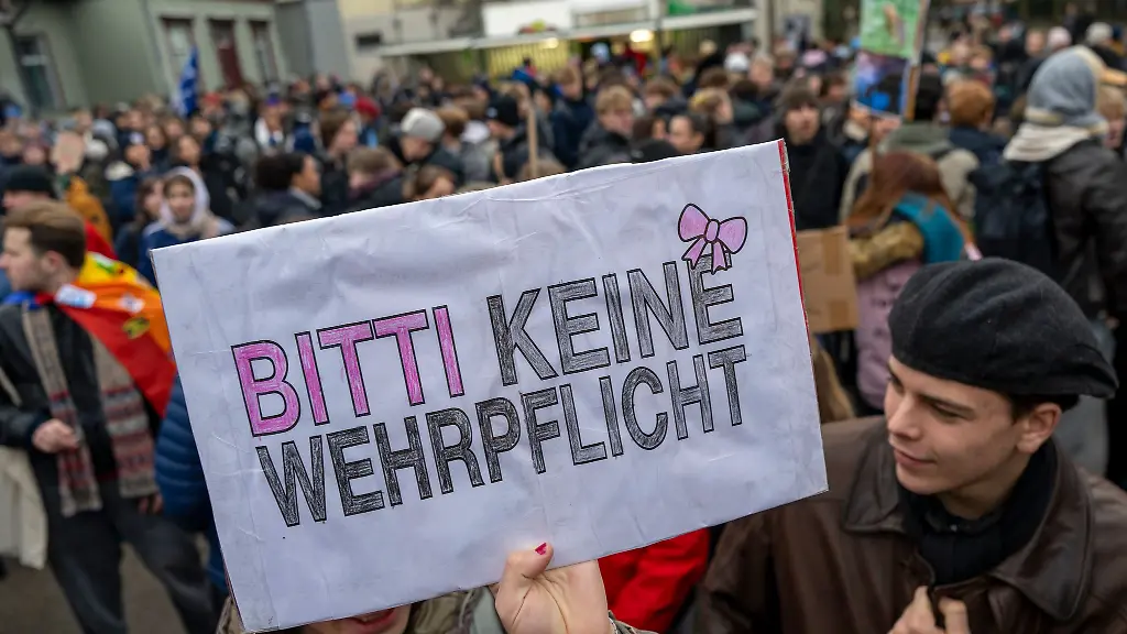 Erneut-soll-es-von-vielen-Staedten-Schulstreiks-gegen-den-neuen-Wehrdienst-geben