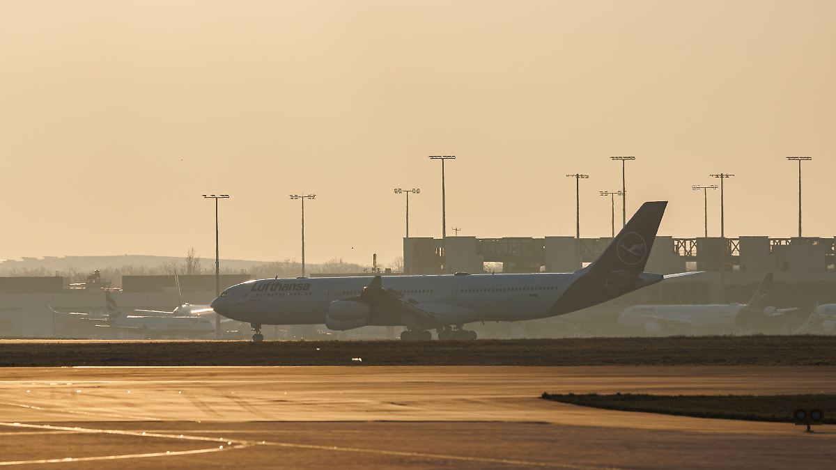 Erster deutscher Evakuierungsflug erreicht Frankfurt