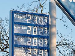 Erstmals seit 2022: Auch E10 kostet jetzt über 2 Euro pro Liter