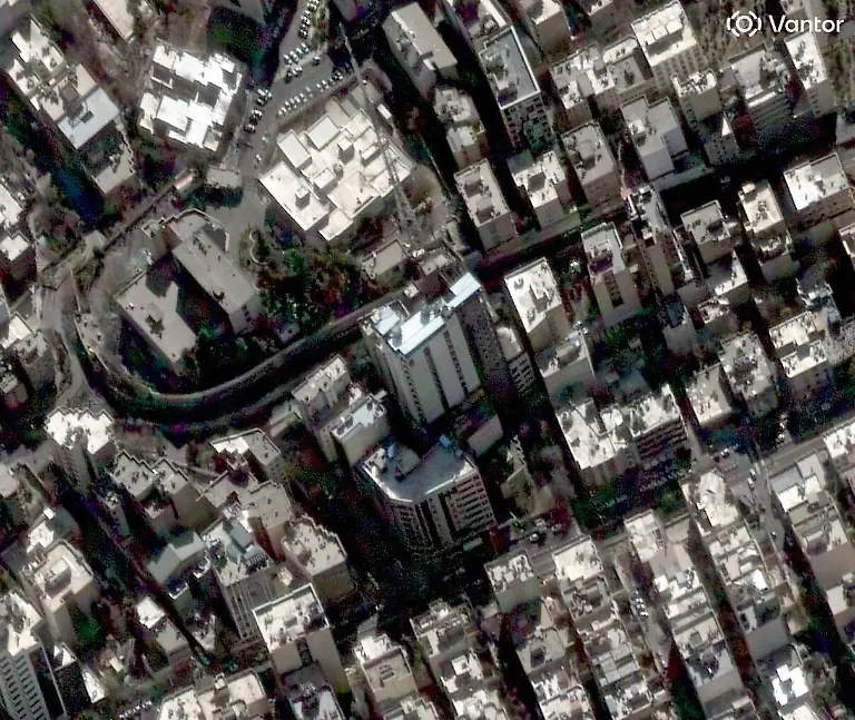 Dieses-von-Vantor-zur-Verfuegung-gestellte-Satellitenbild-zeigt-das-Gandhi-Krankenhaus-in-Teheran-vor-den-Schaeden-durch-Luftangriffe