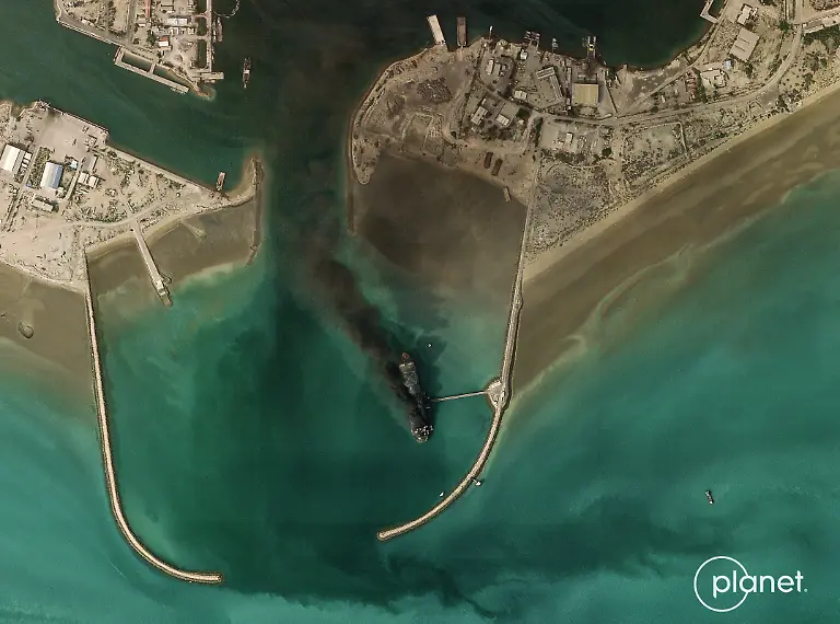 Dieses-von-Planet-Labs-PBC-zur-Verfuegung-gestellte-Satellitenbild-zeigt-den-Militaerhafen-von-Bandar-Abbas-im-Iran