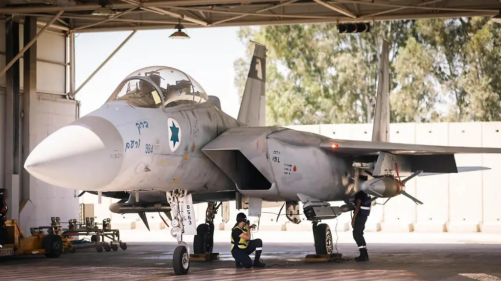 HANDOUT-Dieses-von-den-israelischen-Verteidigungsstreitkraeften-am-16-Mai-2025-veroeffentlichte-Bild-zeigt-ein-israelisches-Militaerflugzeug-das-sich-auf-einen-Luftangriff-im-Jemen-vorbereitet-Bei-israelischen-Luftangriffen-auf-zwei-von-den-Houthi-kontrollierte-Haefen-im-Nordwesten-des-Jemen-wurden-am-Freitag-nach-Angaben-der-von-den-Houthi-gefuehrten-Gesundheitsbehoerden-mindestens-eine-Person-getoetet-und-neun-weitere-verwundet